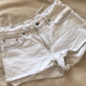 Whitewash Levi’s denim mom shorts